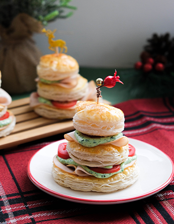 Azerbaycan için hazırladığımız sıra dışı yılbaşı tarifimiz Ispanak Kremalı Hindi Fümeli Pasta