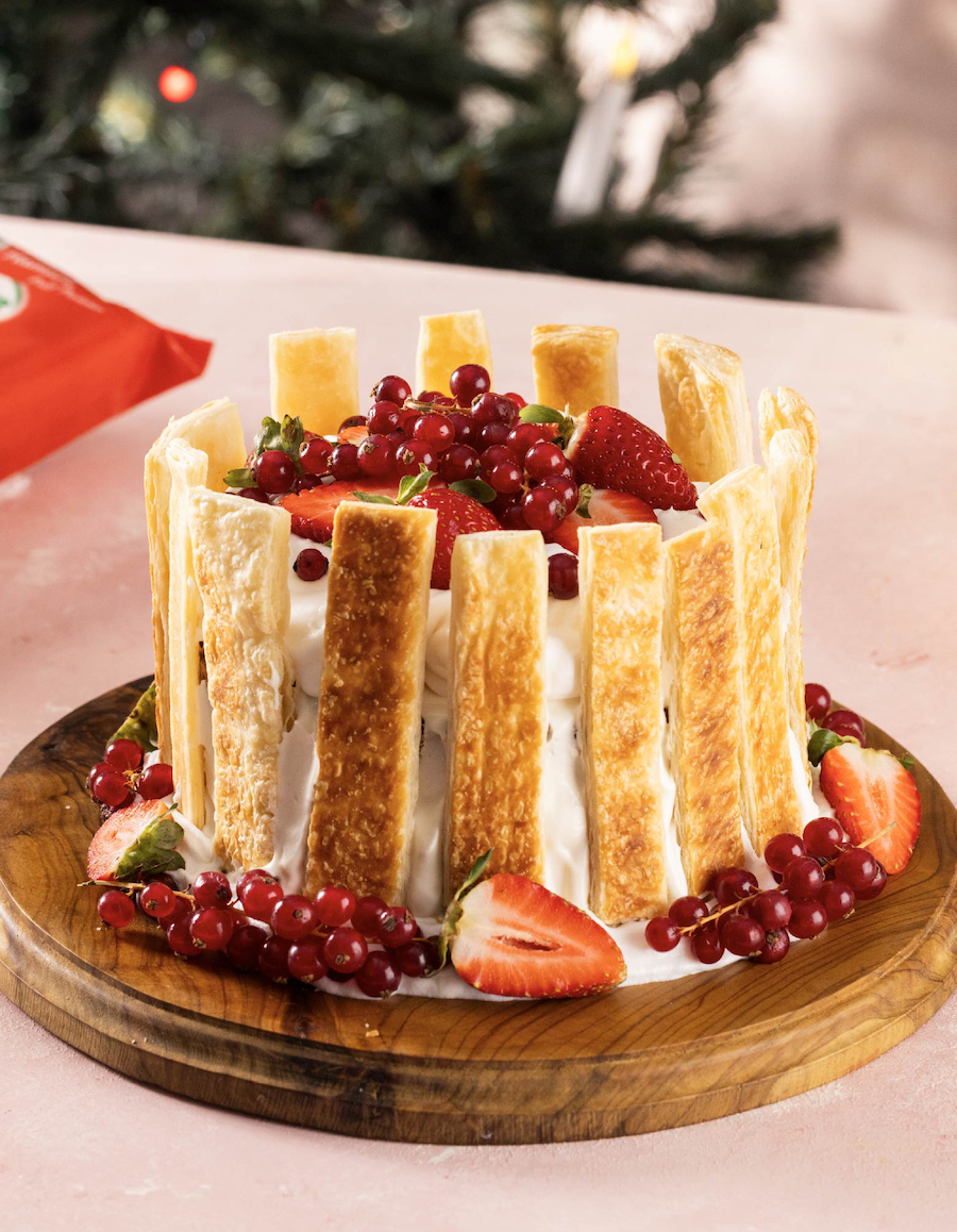 Kırmızı Meyveli Milföylü Pratik Pasta