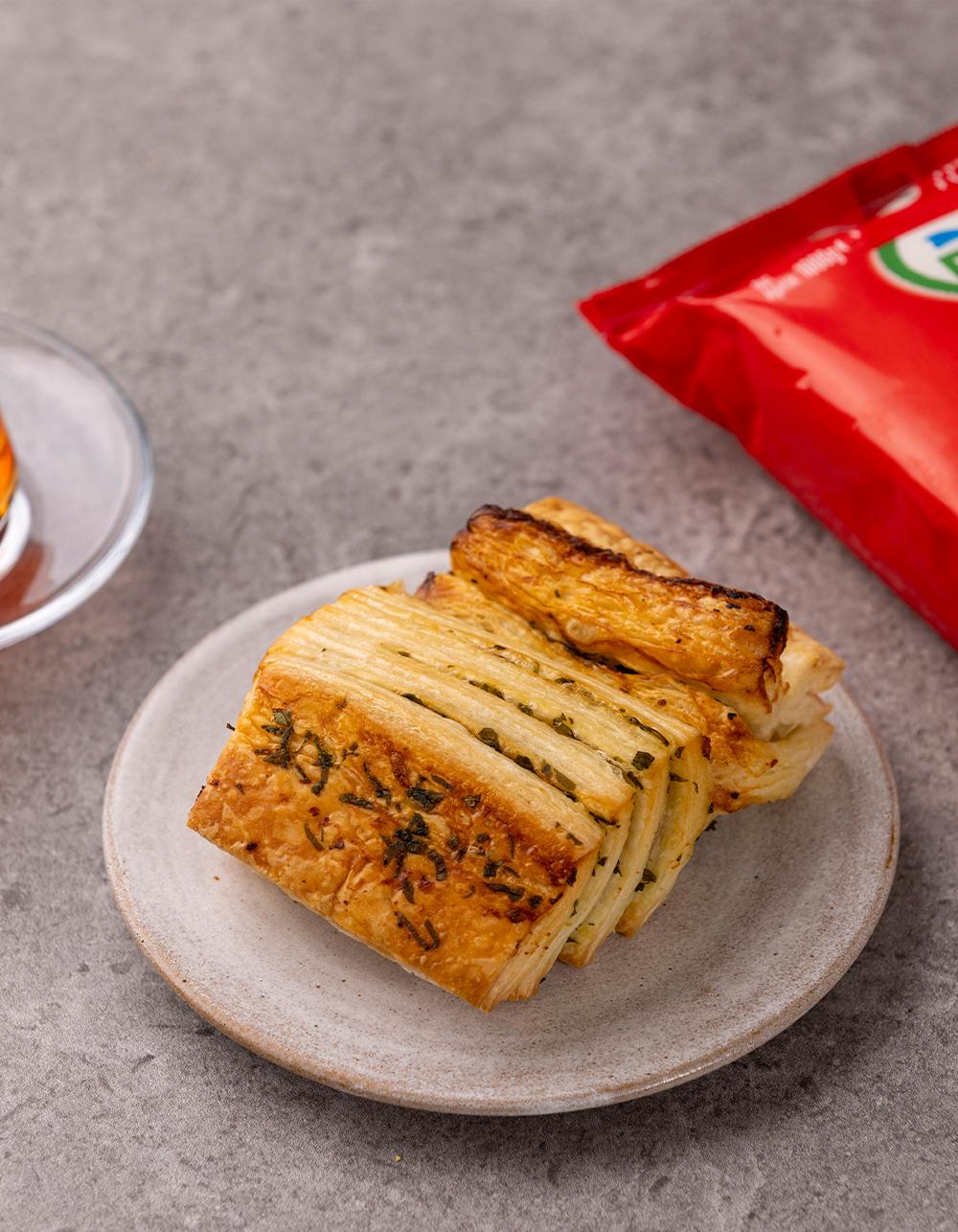 Sarımsaklı Milföy Ekmek