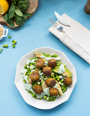 Bakla ve Bezelyeyle Sebze Köfteli Yaz Salatası Tarifi Nasıl Yapılır?